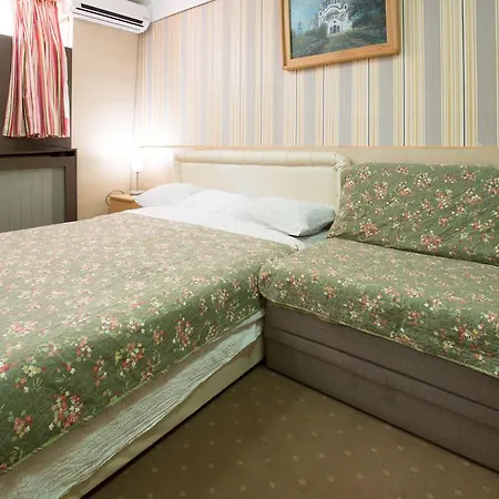 Klub 011 Bed & Breakfast 3*